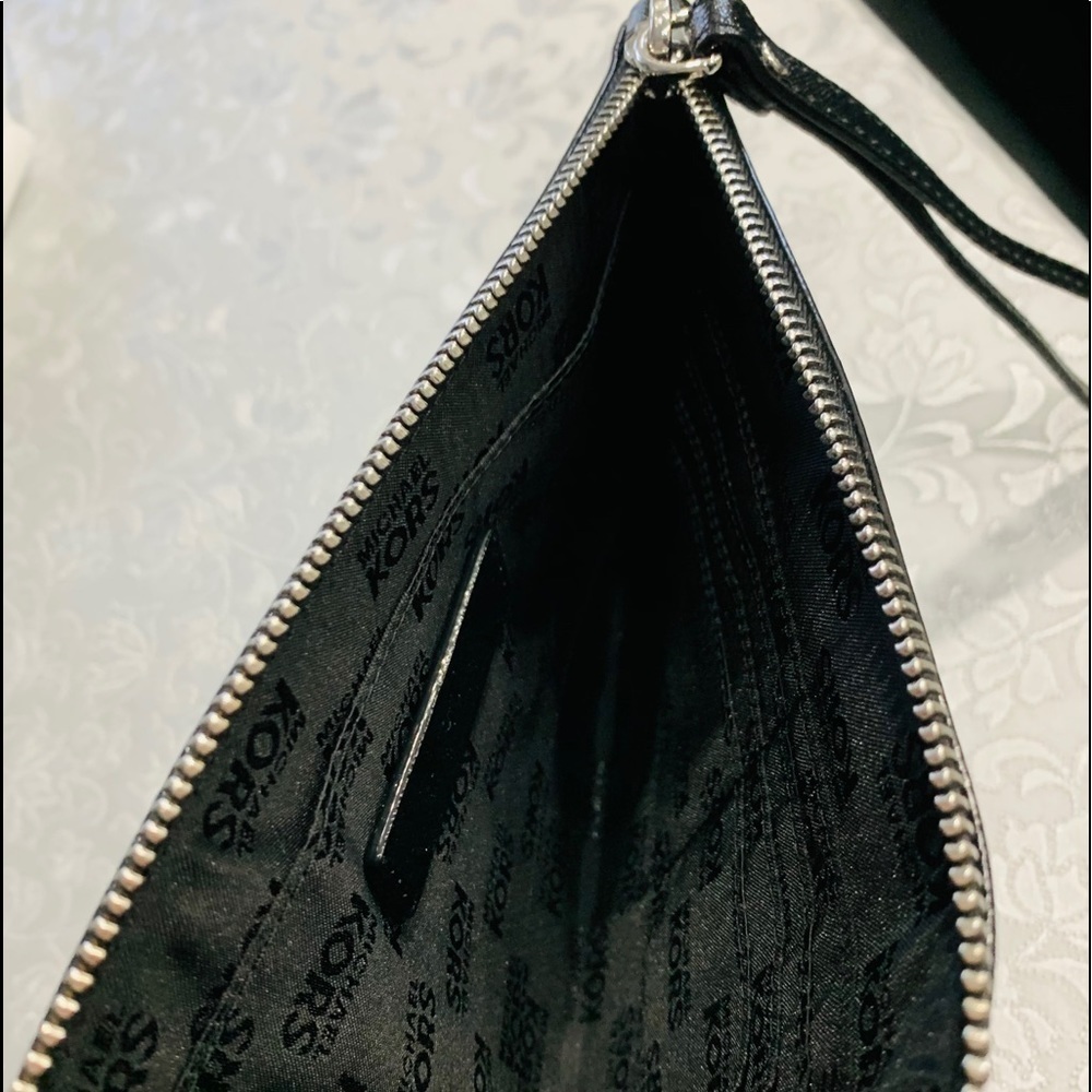 Michael Kors Wristlet in Black w white stars BN - Picture 4 of 7